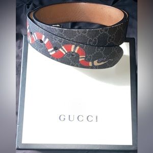 Used snake Gucci belt conditions 8/10 I got an extra hole punched in the belt